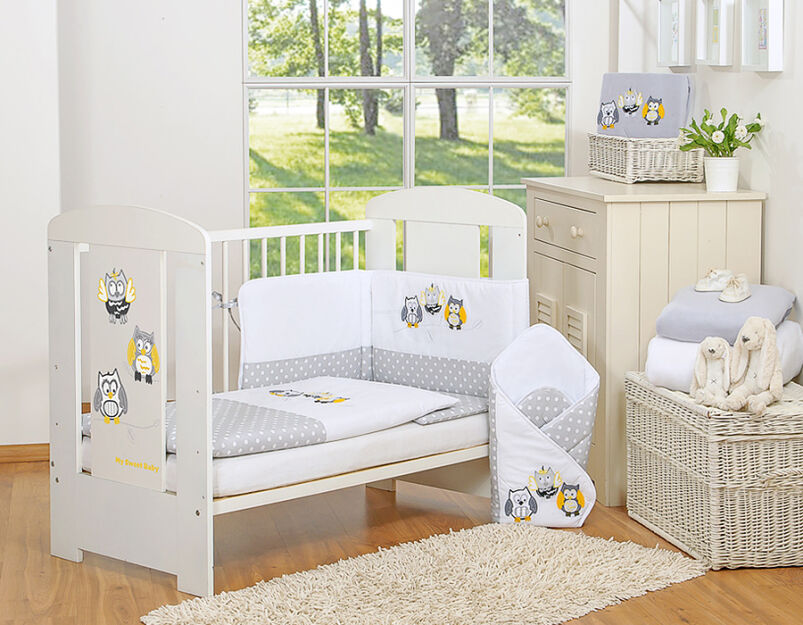 Komplet pościeli dla dzieci 135x100cm z ochraniaczem 3-cz Sówki szare z haftem szaro-żółtym